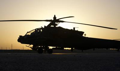 Un hélicoptère Apache AH 64E de l'armée américaine subit des vérifications avant vol avant de voler au camp d'Erbil, en Irak, le 10 janvier 2017.