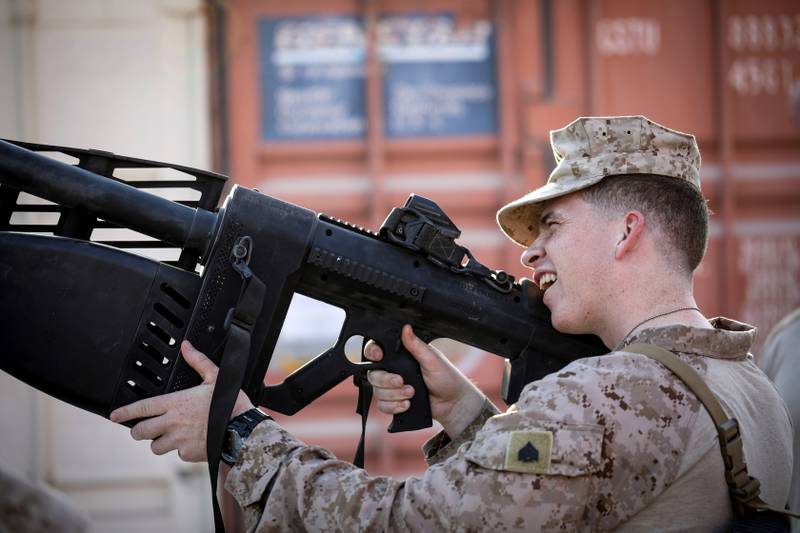جندي من مشاة البحرية الأمريكية يستخدم طائرة Battelle Drone Defender V2 أثناء التدريب على أنظمة الطائرات بدون طيار في العراق في أكتوبر 2020.