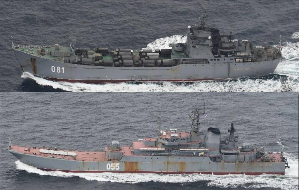 日本はロシアの滝の船が島々の間を航行しているのを見ました