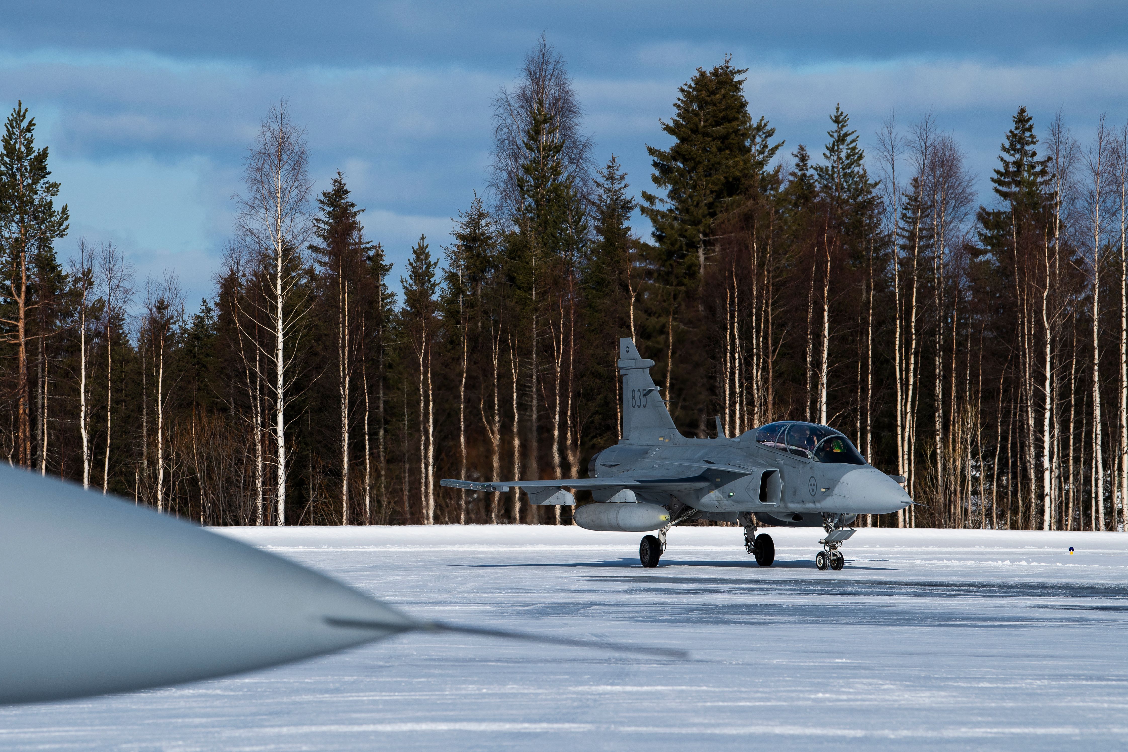 Swedish defense leaders push Saab s Gripen offer for Finland