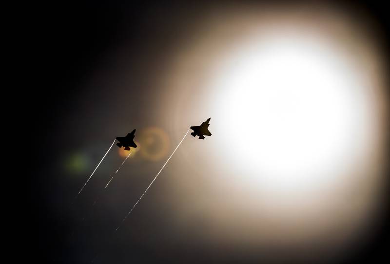 زوج من طائرات F-35 Lightning Ii تمر تحت الشمس بالقرب من قاعدة إيغلين الجوية، فلوريدا.