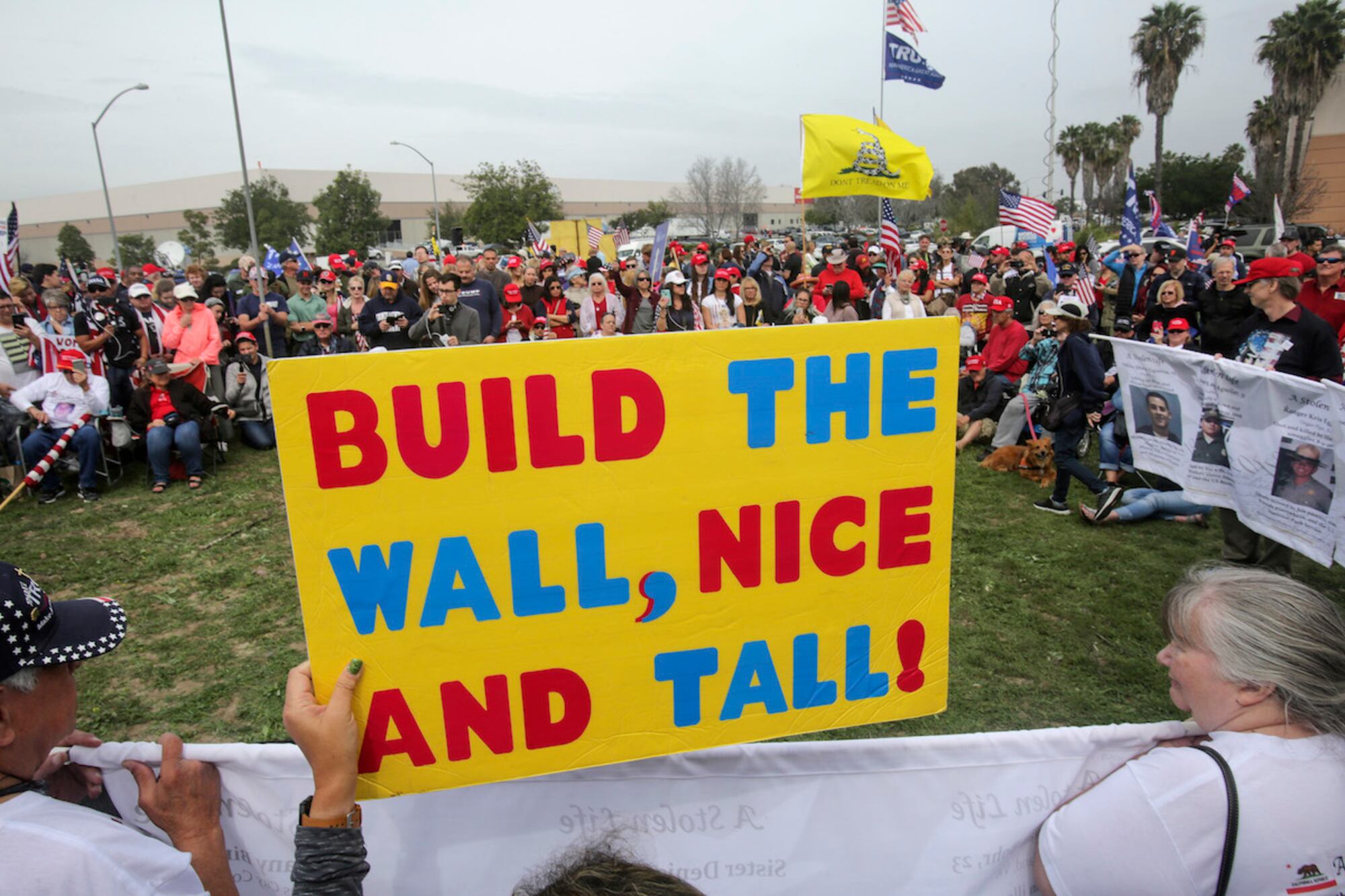 Trump inspects US-Mexico border wall prototypes