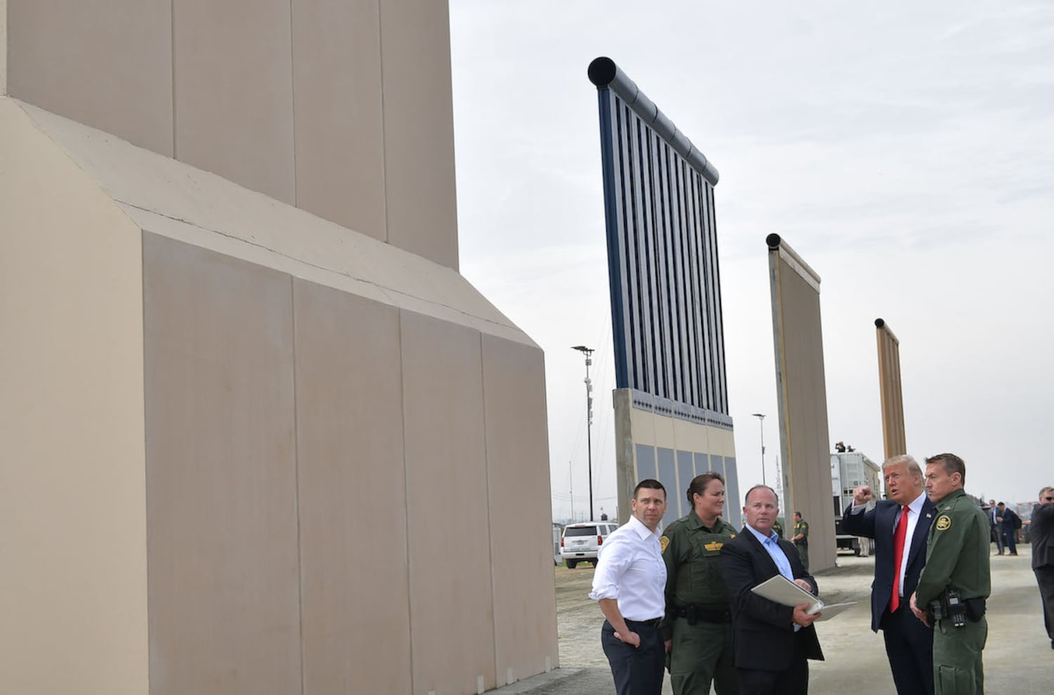 Trump inspects US-Mexico border wall prototypes