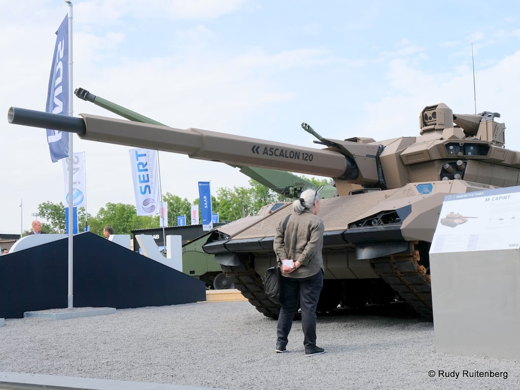 Un visiteur examine un prototype de char de combat principal KNDS lors du salon Eurosatory Defense, près de Paris, le 15 juin 2026. (Source : Defense News)