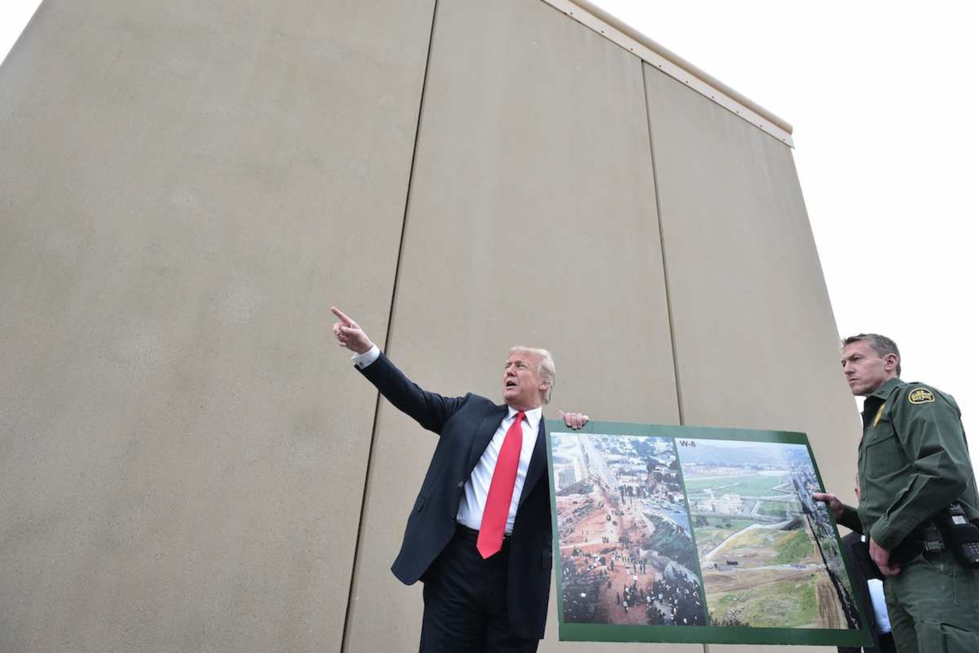 Trump inspects US-Mexico border wall prototypes