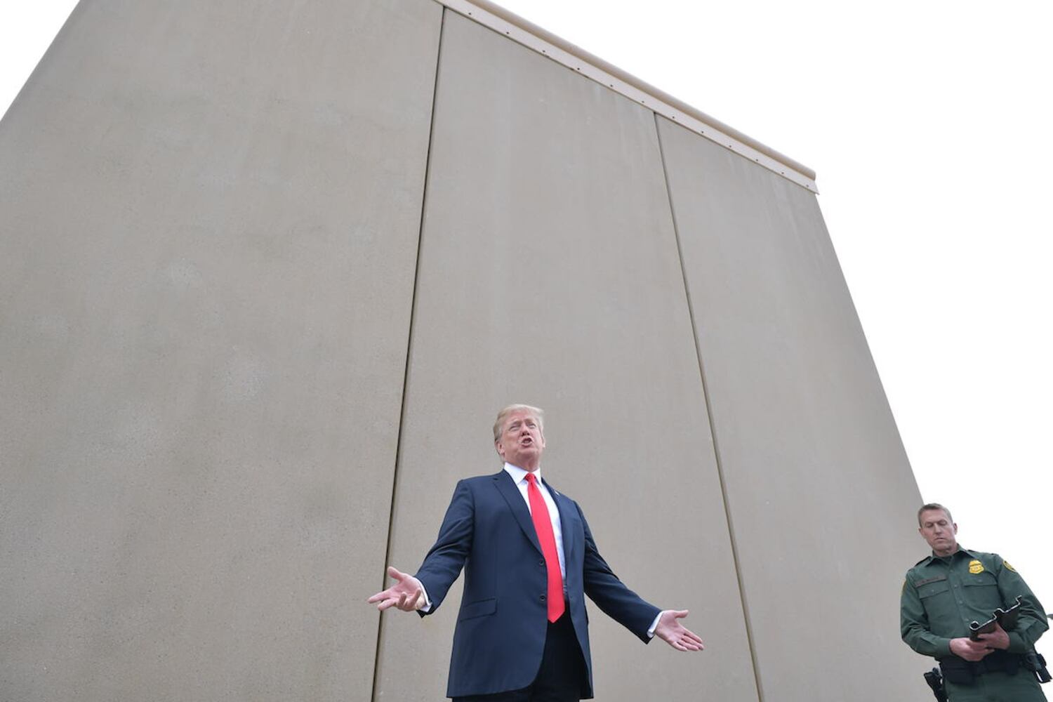 Trump inspects US-Mexico border wall prototypes